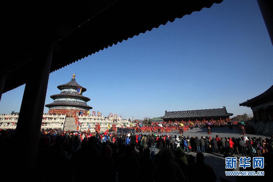 北京天坛春节祭天表演引游人