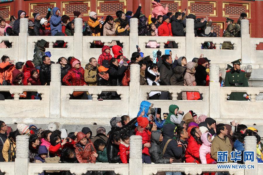 北京天坛春节祭天表演引游人
