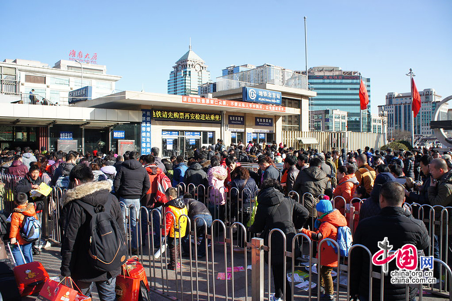 大年初五火车站迎来首轮返京客流高峰