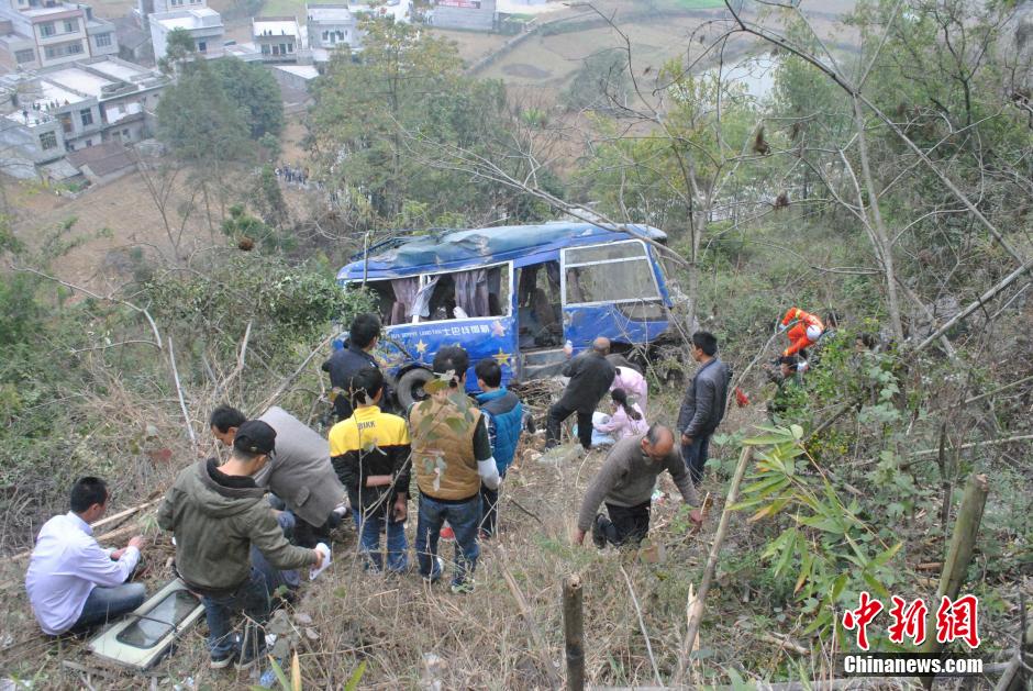 广西一客车坠50多米山崖 致2死14伤