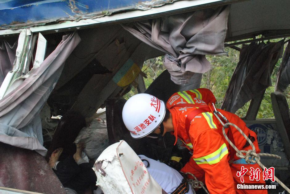广西一客车坠50多米山崖 致2死14伤