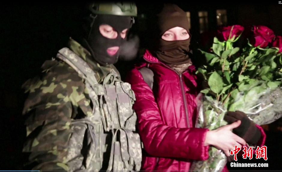 乌克兰示威者街头跪地向女友求婚