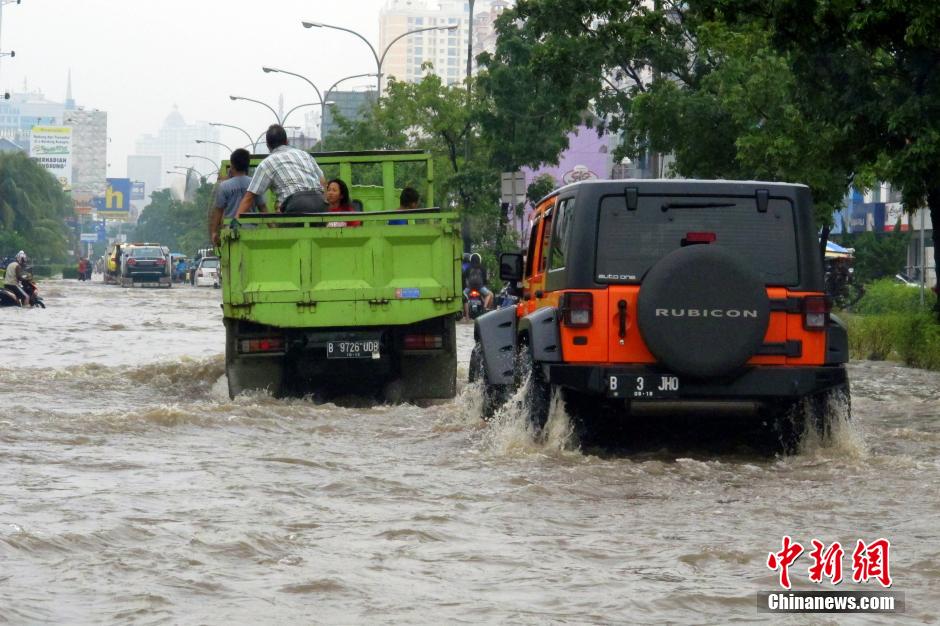 印尼首都雅加达连日暴雨 街道被淹没