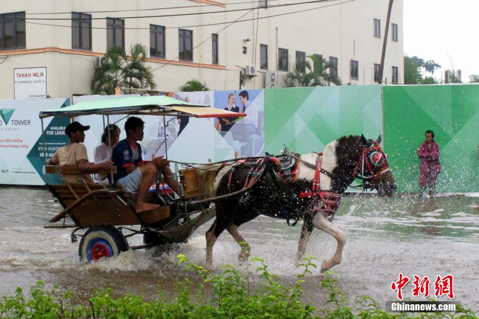 印尼首都雅加达连日暴雨 街道被淹没