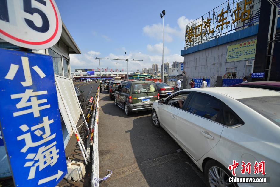 海南自駕遊遇返程高峰 上千車輛滯留海口港