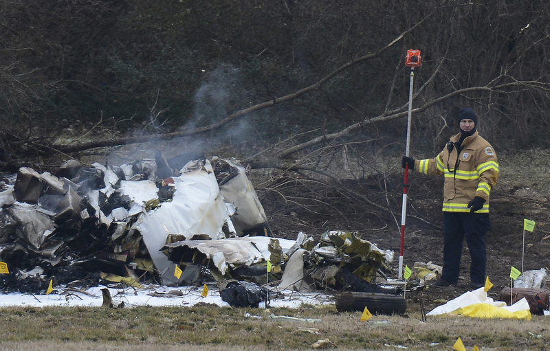 美一架小型飞机坠毁停车场 机上人员全部遇难