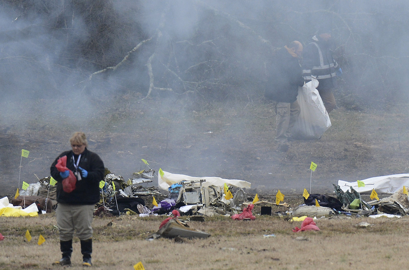 美一架小型飞机坠毁停车场 机上人员全部遇难