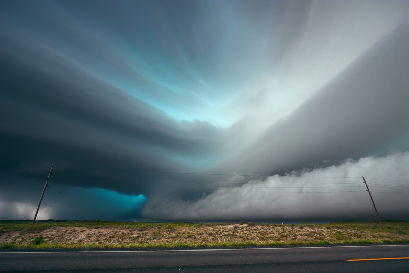 美国摄影师15年跋涉3万公里追逐风暴