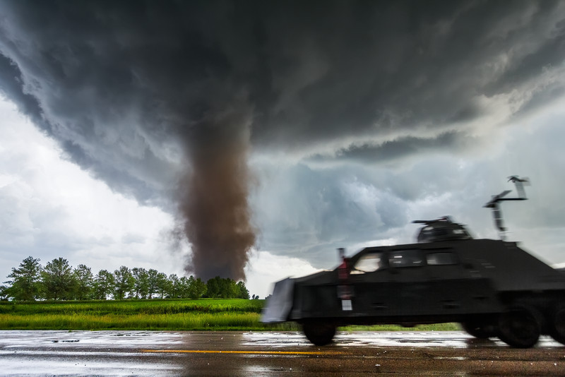 美国摄影师15年跋涉3万公里追逐风暴