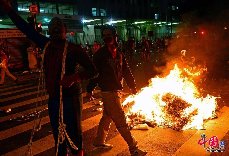 當地時間2014年2月6日，巴西裏約熱內盧，抗議公交漲價的示威者與試圖清場的警方發生衝突。示威者向警察投擲石塊和汽油彈，部分抗議者則破壞售票機，並焚燒路障。警方身著全套防暴裝備，釋放催淚瓦斯。