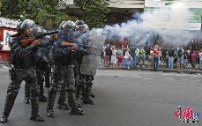 當地時間2014年2月6日，巴西裏約熱內盧，抗議公交漲價的示威者與試圖清場的警方發生衝突。示威者向警察投擲石塊和汽油彈，部分抗議者則破壞售票機，並焚燒路障。警方身著全套防暴裝備，釋放催淚瓦斯。