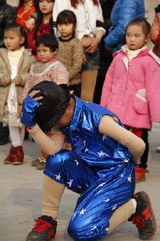 1月27日，小董寶參加村裏舉辦的“村晚”綵排，他像模像樣地跳起了爵士舞。