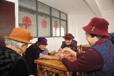 1月30日，海南瓊海市嘉積鎮敬老院，幾位孤寡老人在打牌娛樂。中國網圖片庫 蒙鐘德 攝