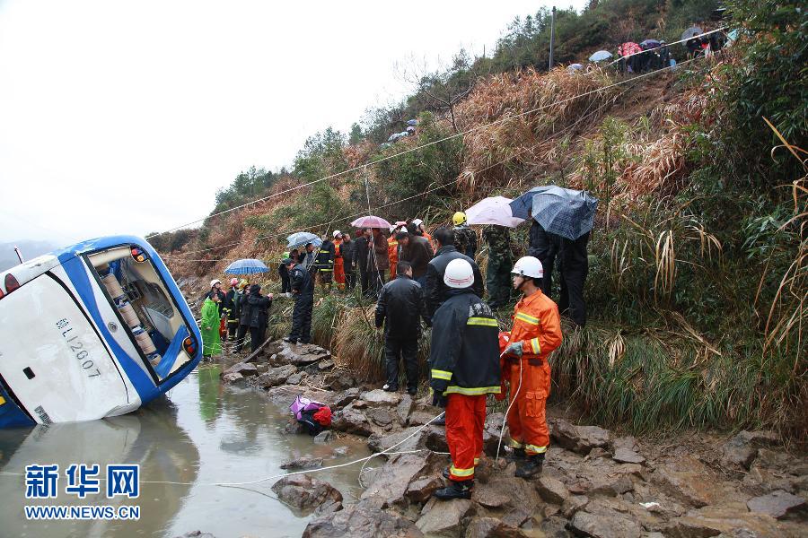 江西贵溪客车坠河事故已造成3死22伤