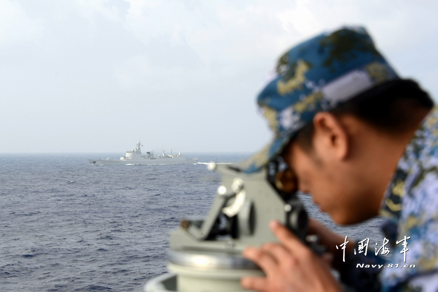 南海舰队远海训练编队开展主副炮实弹射击训练