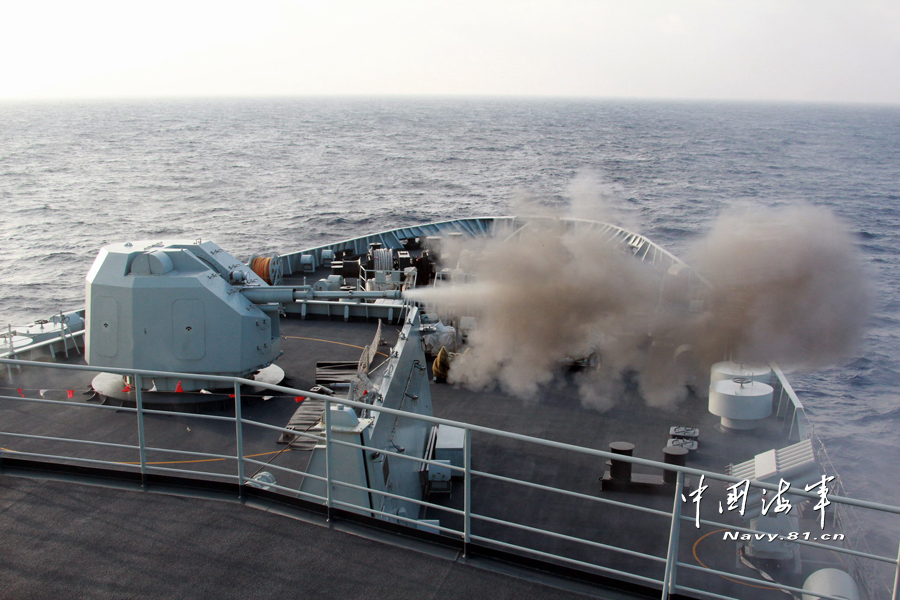 南海舰队远海训练编队开展主副炮实弹射击训练