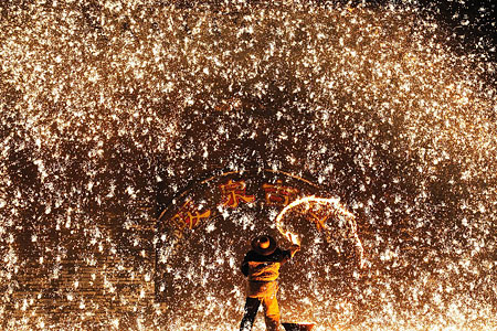 2014年02月03日，河北省张家口蔚县暖泉镇别具特色的古老节日社火“打树花”。