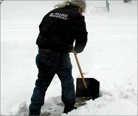 女儿节后赶火车大雪封路 父母扫雪30里送行