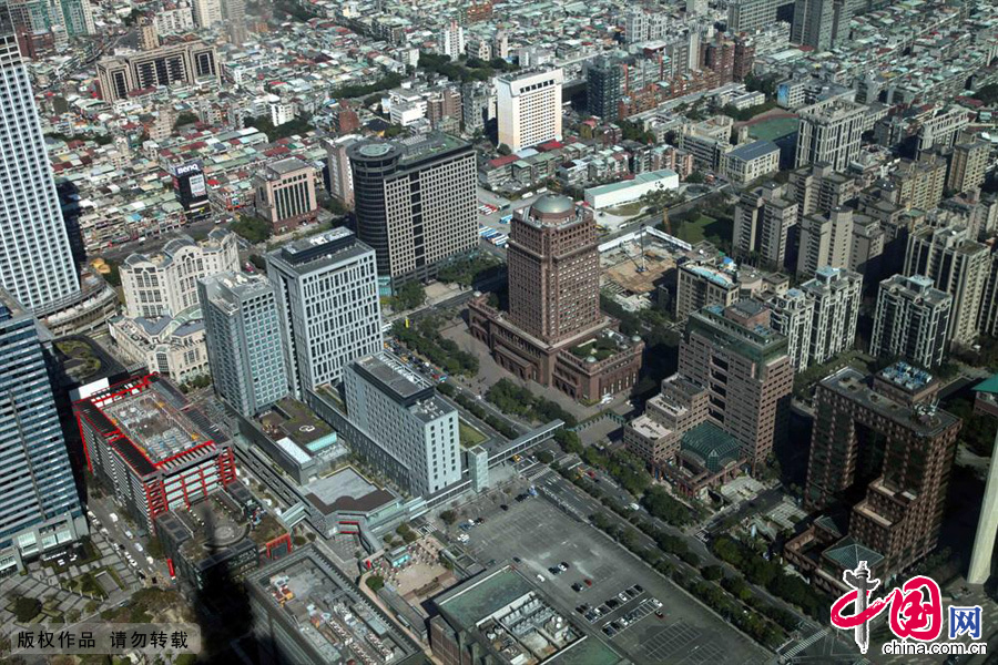 台北市信義商圈建築，信義商圈是東區新興的時髦都會地帶，成為台北市最具指標性的地區，擁有各種面向的信義商圈，更加吸引了無數的廠商進駐，也讓消費者們為之傾倒。