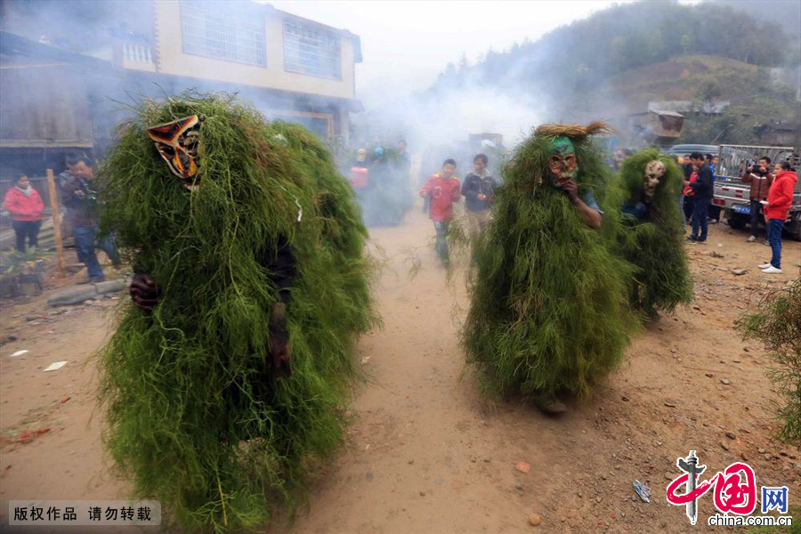 2月8日，广西柳州“芒篙节”上，装扮成“芒篙”的青年们走村串巷，向人们传递新春的祝福。中国网图片库 谭凯兴/摄