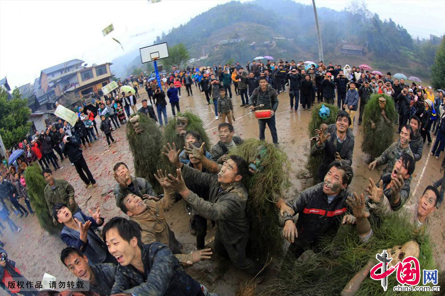 2月8日，广西柳州“芒篙节”上，群众在和“芒篙”一起抢“福财”。中国网图片库 谭凯兴/摄