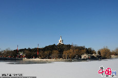  2014年2月9日，北京雪後碧天如洗、美景如畫，當日空品質為一級優。藍天下的北海公園。