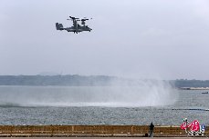 当地时间2014年2月9日，新加坡，美国海军陆战队MV-22B鱼鹰飞机在新加坡航展前进行飞行表演。