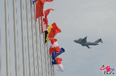 当地时间2014年2月9日，新加坡，美国空军的C-17环球霸王III运输机在新加坡航展前进行飞行表演。
