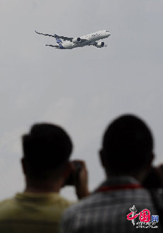 当地时间2014年2月9日，新加坡，空客A350-900飞机在新加坡航展前进行飞行表演