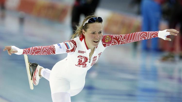 俄罗斯速滑女将获铜牌 冲刺后激情解衣庆祝（组图）