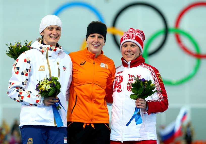俄罗斯速滑女将获铜牌 冲刺后激情解衣庆祝（组图）