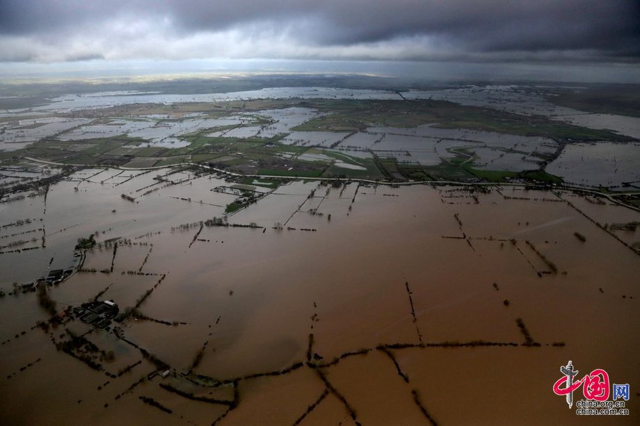 摄影师航拍英国洪水肆虐[组图]