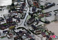 据英国媒体9日报道，英格兰西南部很大一部分地区的铁路在周末被严重的洪水和滑坡切断，时间超过24小时。英国政府面临着应对暴风雨袭击应对不力的指责。当地时间2014年2月10日，英国萨默塞特郡 ，航拍英国萨默塞特郡遭洪水袭击地区。当地数百英亩区域被洪水淹没。