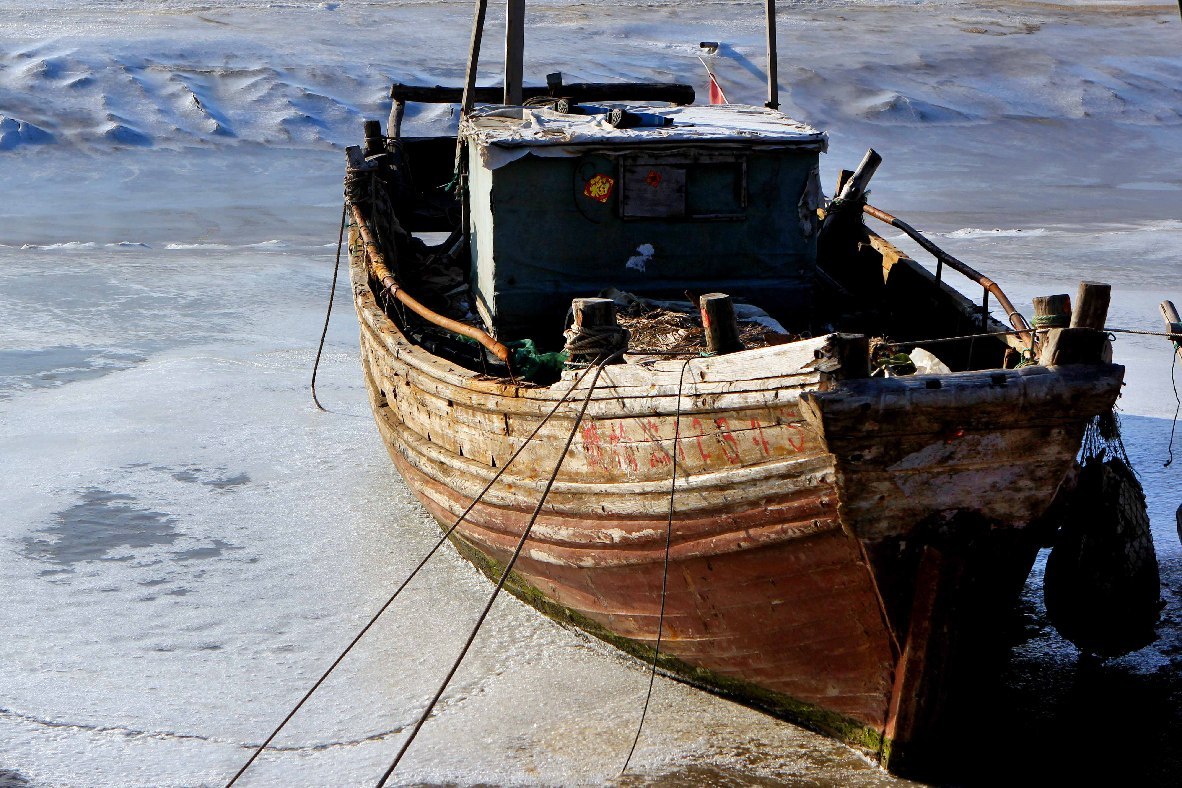 受较强冷空气,江苏省海州湾北部被大面积海冰覆盖,近海渔船被海冰冻住