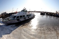 　2月11日，江蘇海州灣北部贛榆沿海海域被大面積海冰覆蓋，漁船被凍在海面。