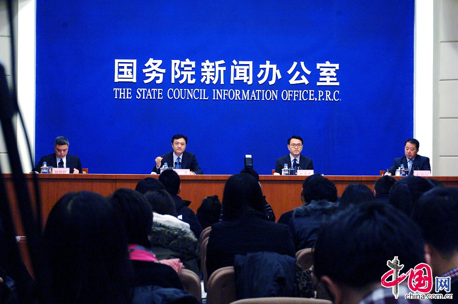 国务院新闻办公室2月11日举行新闻发布会，请环境保护部副部长翟青介绍2013年环保工作进展情况，并答记者问。中国网记者 寇莱昂 摄