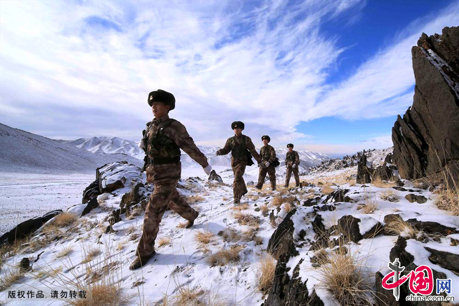 图为新疆军区某边防团苏海图哨所巡逻小分队在山间巡逻执勤。中国网图片库蔡增乐/摄
