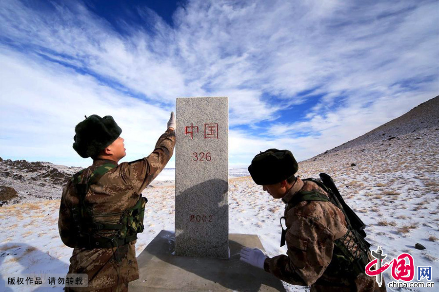 圖為新疆軍區某邊防團蘇海圖哨所巡邏小分隊在查看界碑並擦拭灰塵。中國網圖片庫蔡增樂/攝
