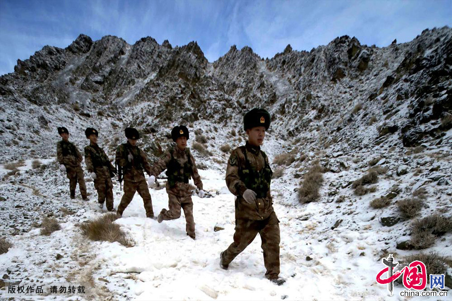 图为新疆军区某边防团苏海图哨所巡逻小分队每天都会经过许多复杂的地形。中国网图片库 蔡增乐/摄