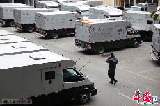 11日上午，广州市穗保安全押运公司(以下简称“穗保公司”)的大批押运员在公司聚集，要求提高薪酬待遇和改进枪支管理制度，受此影响，广州市内多家银行网点无法正常办理现金业务。