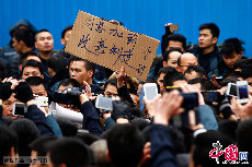 大批押运员在公司内外聚集，一些人还打出了表达诉求的横幅，现场气氛还算平和。警方对现场周边部分道路实施交通管制，拉起了警戒线，并派出一批警员维持秩序。稍早前的押运员中弹身亡事件被视为此次聚集活动的导火索。而在现场，多名押运员坦言，他们更多的是想借该次行动表达多年来对公司在待遇等方面的不满。