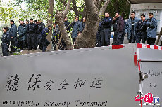 他们告诉中新社记者，押运员薪酬待遇偏低，拿到手的月工资普遍在人民币两三千元左右，持枪执勤时精神压力相当大，且每天工作时间多在11个小时以上，有时长达16个小时，人身保险、饮食、住宿等方面也不如人意。最令他们不满的是，公司实行差错扣分扣奖金制度，一旦犯错，会被扣去数百元至上千元的奖金。