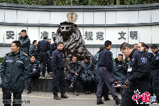  押运车长马怀年表示，公司在枪支管理上也存在诸多问题，一些子弹放着两年多未用，却一直不换掉，实际上旧子弹很容易走火，这是很大的安全隐患；由于人手紧缺，一些押运车配枪押运员从原来的两名减为一名，这不符合相关规定。