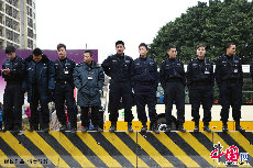 当天中午时分，在广州政府部门的协调下，“穗保公司”高管与押运员代表们进行了协商。经过一番讨价还价，该公司总经理李舒答应，将提高押运员薪酬待遇，加基本工资500元，并改善公司制度，包括考虑修改甚至取消扣发奖金的规定。