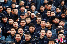  大批押运员聚集直接影响了广州各大银行的正常业务。记者走访发现，中国农业银行、中国邮政储蓄银行、广州银行等广州多家银行网点柜台的存款、取款等现金业务没法办理，但TAM机仍有现金可取。