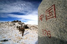 新疆軍區(qū)某邊防團(tuán)蘇海圖哨所巡邏小分隊(duì)在山間巡邏執(zhí)勤。