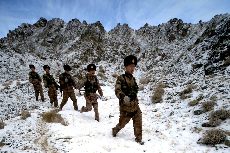 新疆军区某边防团苏海图哨所巡逻小分队在山间巡逻执勤。