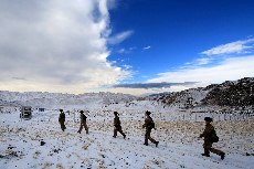 新疆军区某边防团苏海图哨所巡逻小分队在山间巡逻执勤。