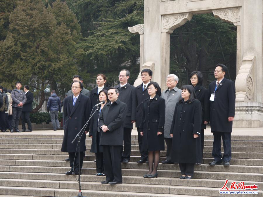 台湾方面大陆委员会负责人王郁琦12日上午拜谒南京中山陵，图为王郁琦在博爱广场发表讲话。（人民网-刘洁妍摄）