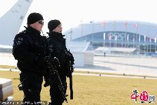 在索契奥运赛场内外，俄罗斯特种部队（Spetsnaz，俄文 спецназ）的精英战士们承担着抵御来自不稳定的高加索地区的伊斯兰分裂分子的使命，保卫着普京的颜面以及众多国际选手和观众的安全。图为2014年2月7日，索契，2014索契冬奥会即将举行，安保人员在奥林匹克公园巡逻。